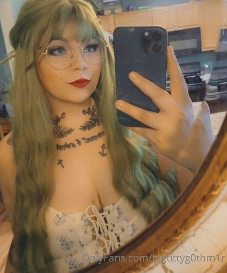 bigtittyg0thm1r nudes only fans