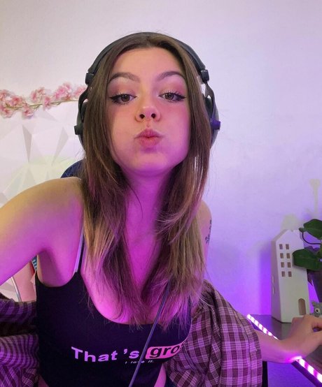 Sophia Does Random Stuff onlyfans striptease