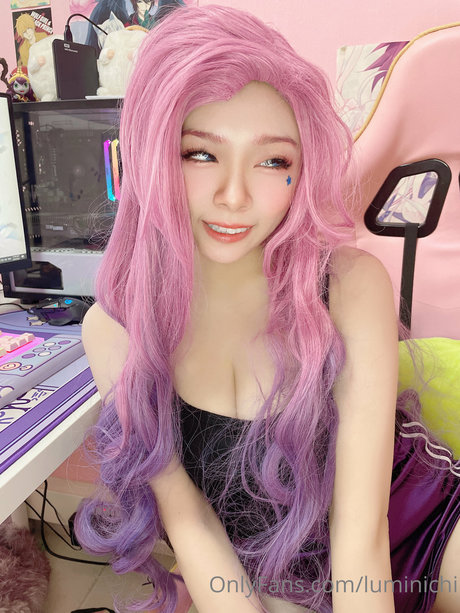 luminichi model hot image