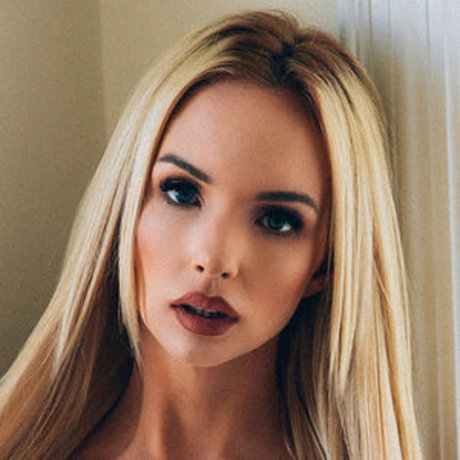 Cassaundra Kelly model hot photos