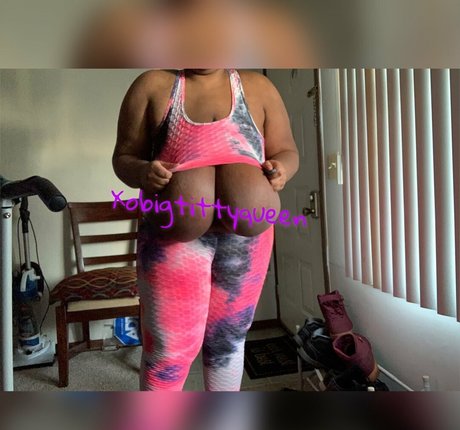 XoBigTittyQueen art model pic