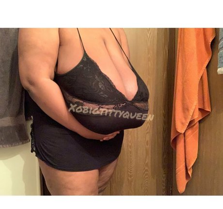 XoBigTittyQueen naked model pic