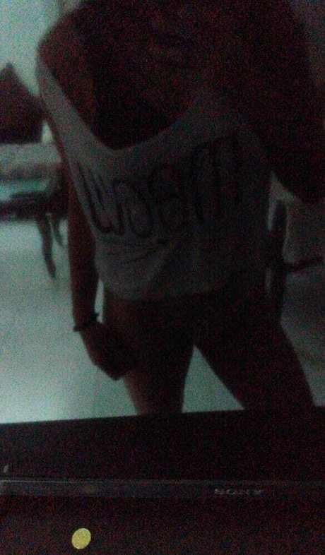 Yuwummie model porn picture