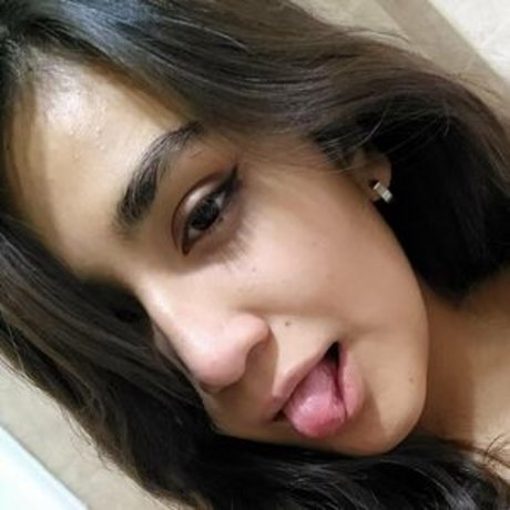 Yuwummie pretty pornstar photo