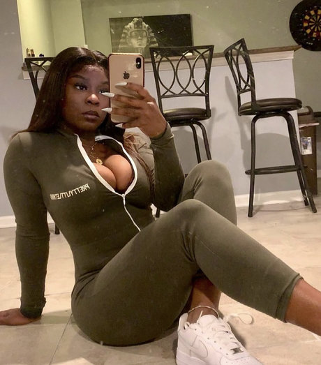 thick trixxx exclusive model pictures