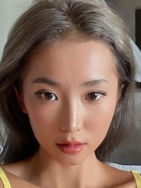 LonelyMeow pornstar nude photos