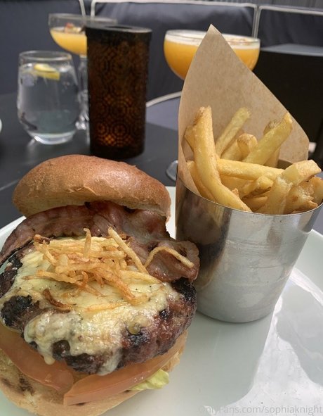 Sophia Knight pretty model pic