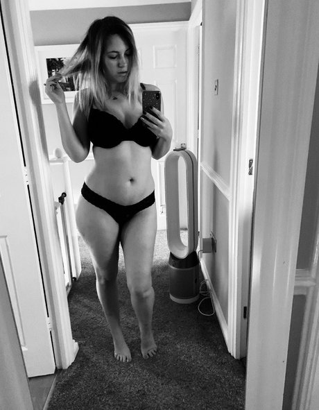 Sophia Knight star erotic photo