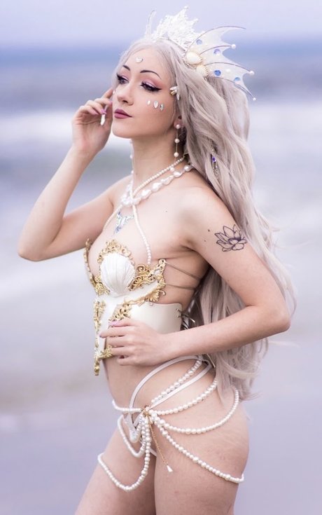 Yuuforia naked model image