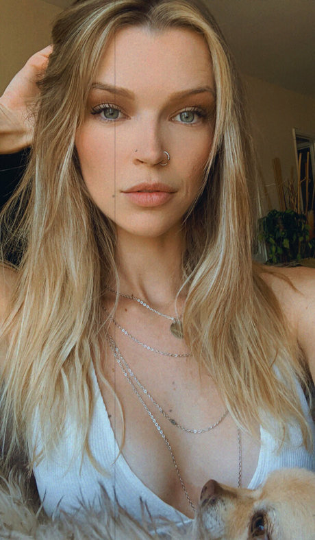 queenb raine hot model pic