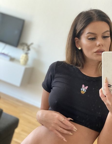 Emisecrets star nudes photos