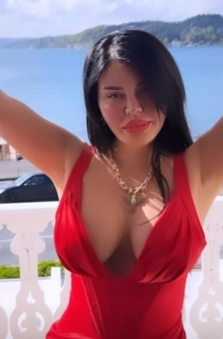 Ebru Polat exclusive star image