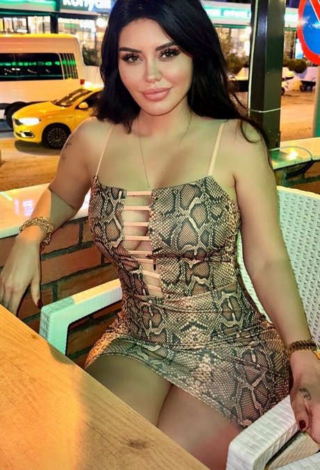 Ebru Polat erotic model img