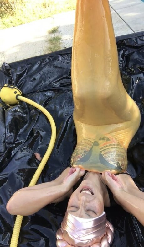 onnaloves model top picture