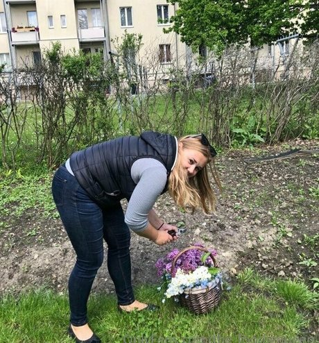 the foodiequeen pretty model pic