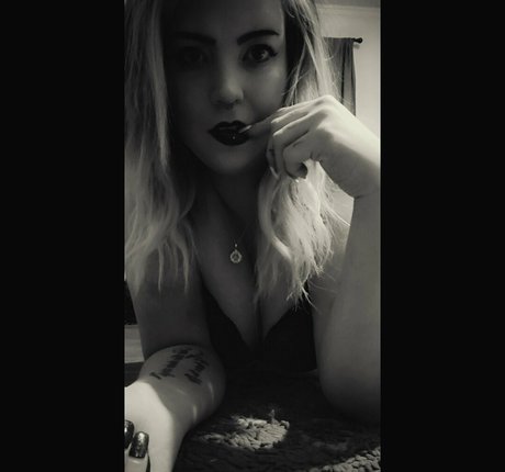 peachyleiigh model nude image