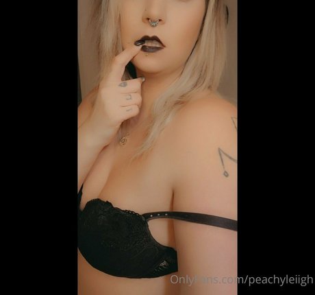 peachyleiigh adult model photos