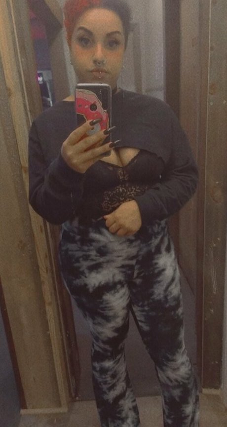 raeraejiggles naked model image