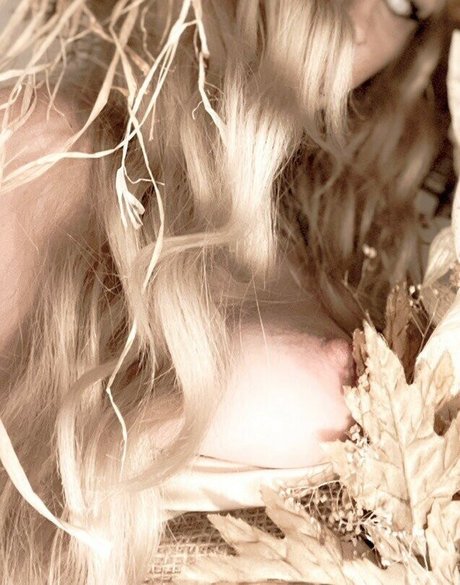 Lady Willow Wood star best photo