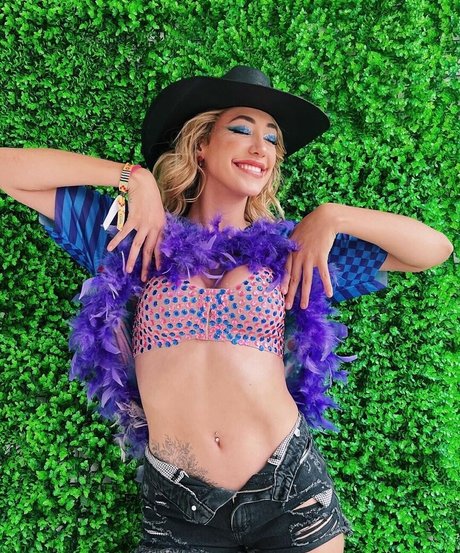 Nicole Louise nude model pic