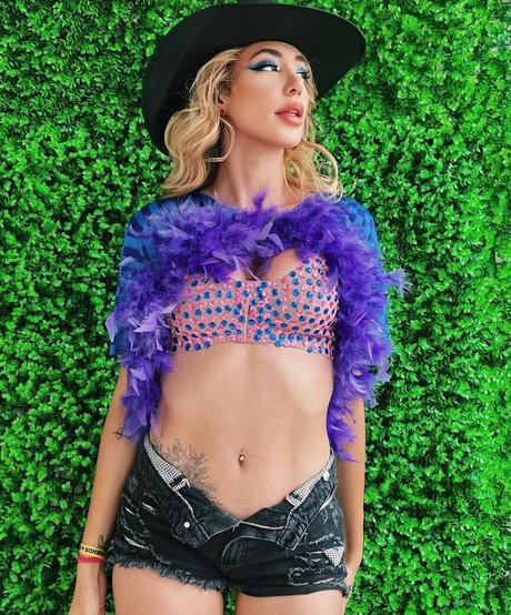 Nicole Louise model sexy pic