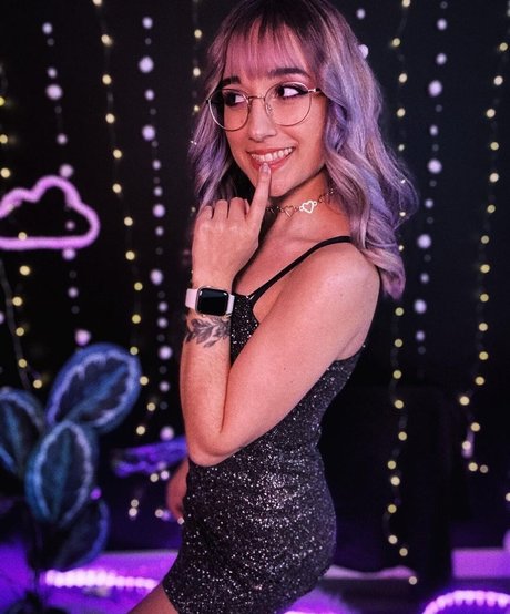 Maya ASMR nude star image