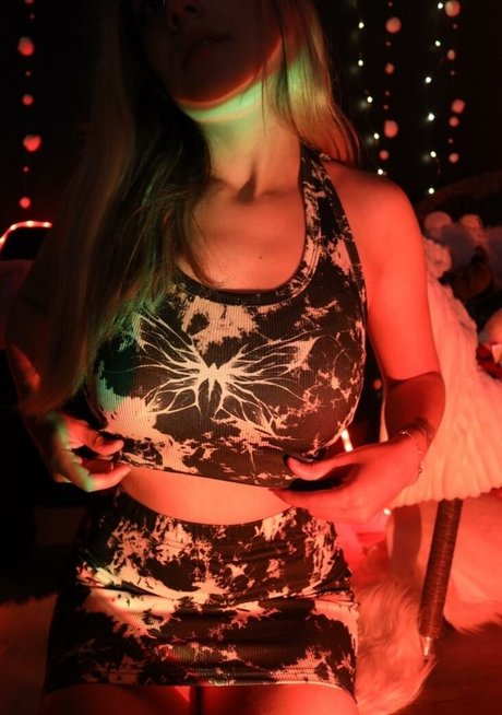 Maya ASMR model pretty pictures