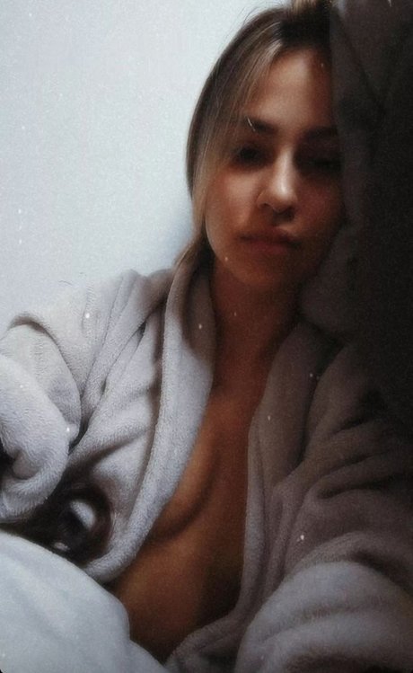 Munique Brum adult model picture