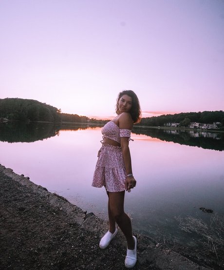 Hannah Malvone adult model picture