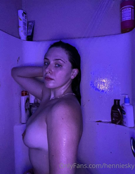 henniesky model naked picture