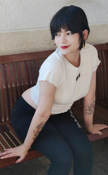 Lari Anjos model sexy pictures