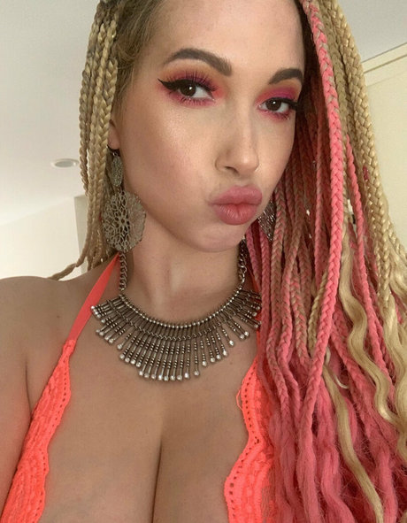 Undressjess sexy model photos