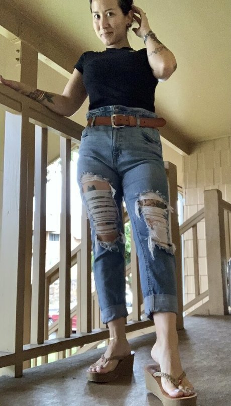 kim kisses foot goddess model hd pictures