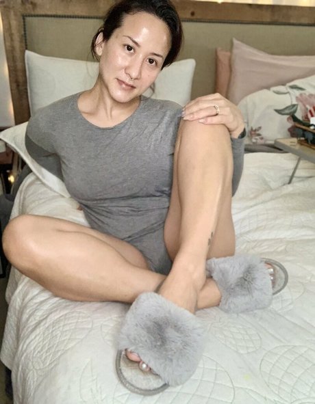 kim kisses foot goddess nice model pics