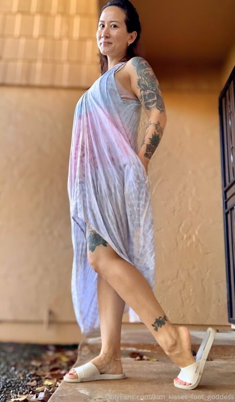 kim kisses foot goddess star porn picture