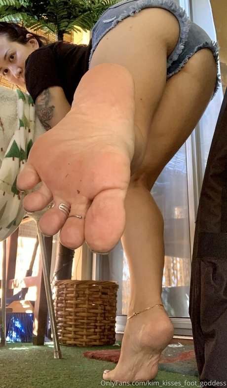 kim kisses foot goddess sexy actress photos