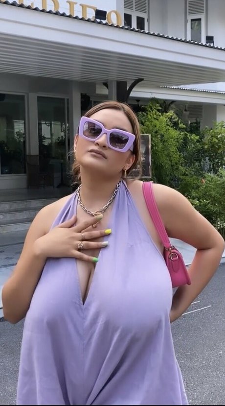 Sonali Malhotra beautiful star pic