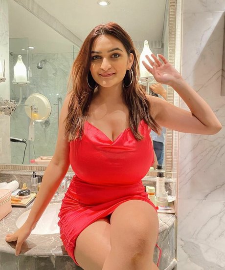 Sonali Malhotra pretty star img