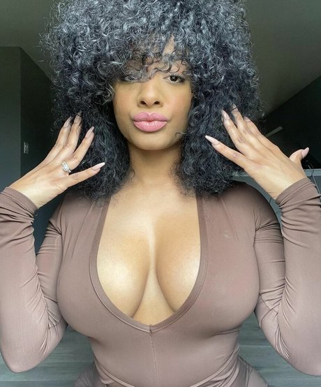 ashaughnfitness art star picture