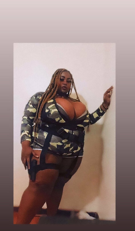 mamamioshye naked pornstar photo