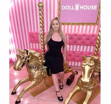 Sophie Defoe model adult photo