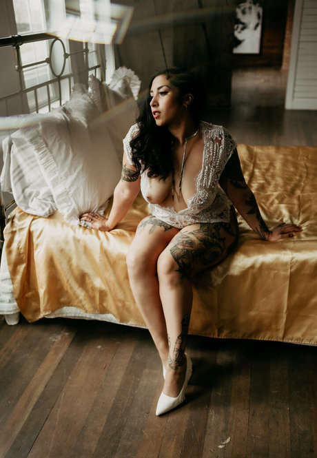 nattestid model naked photos