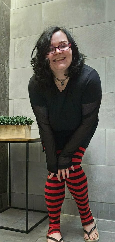 monstrouscutiefree model hd gallery