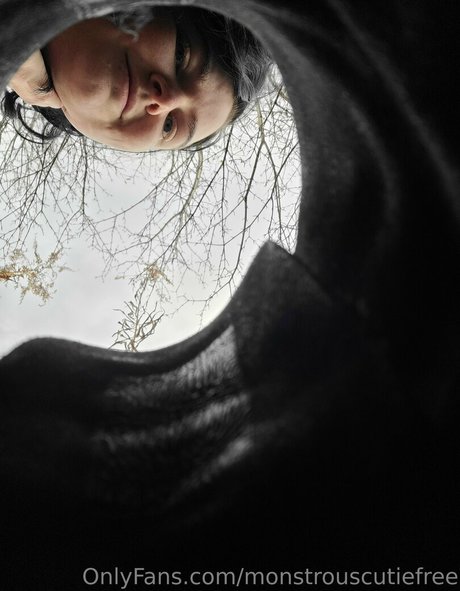 monstrouscutiefree model hd picture