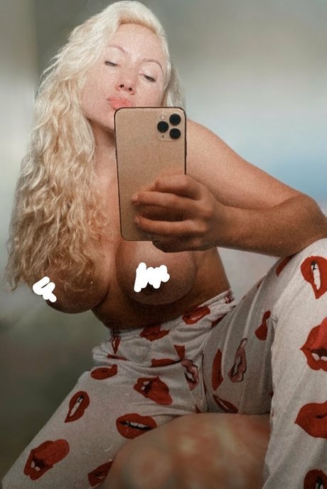 compreinozaffari model nude gallery