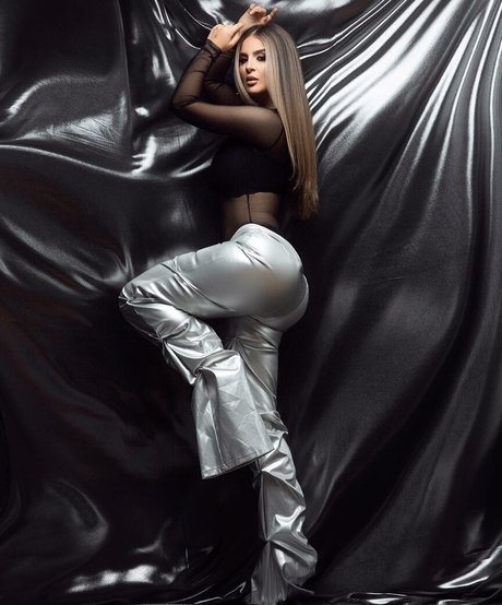 Rosalie Verte model top image