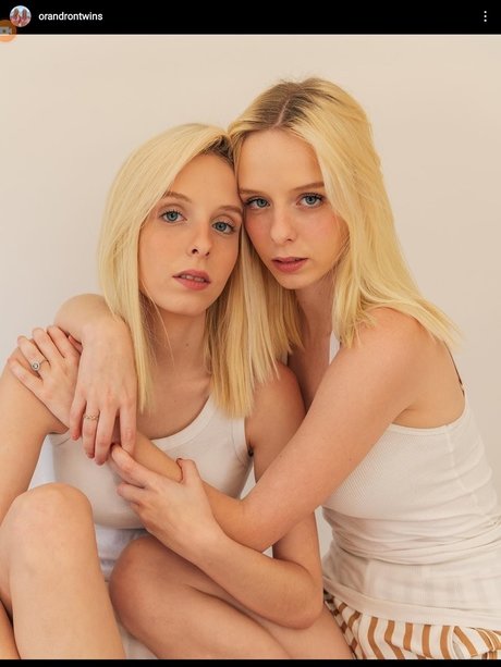 twinsblonde model beautiful photo