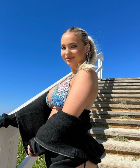 Chloe H naked model picture