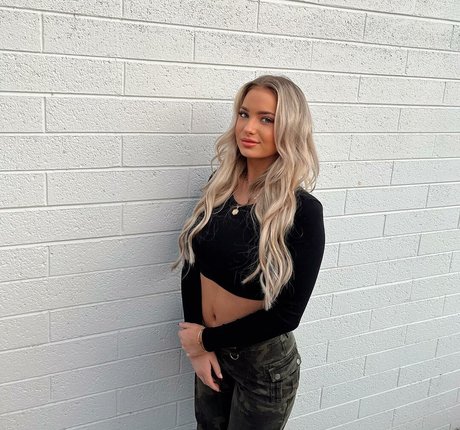 Chloe H star nude archive