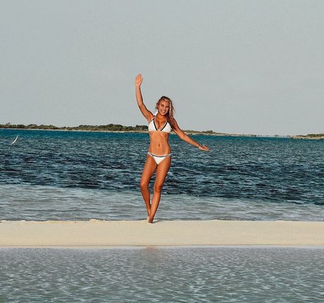 Caroline Wall model hot img